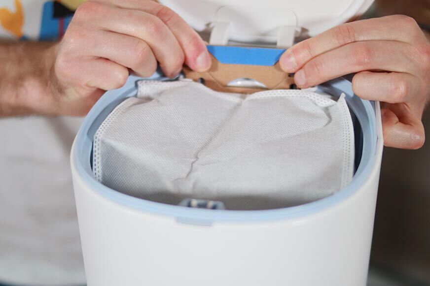 Babyblauen Farbakzente an der Station und am Yeedi Vac Saugroboter sind zu sehen